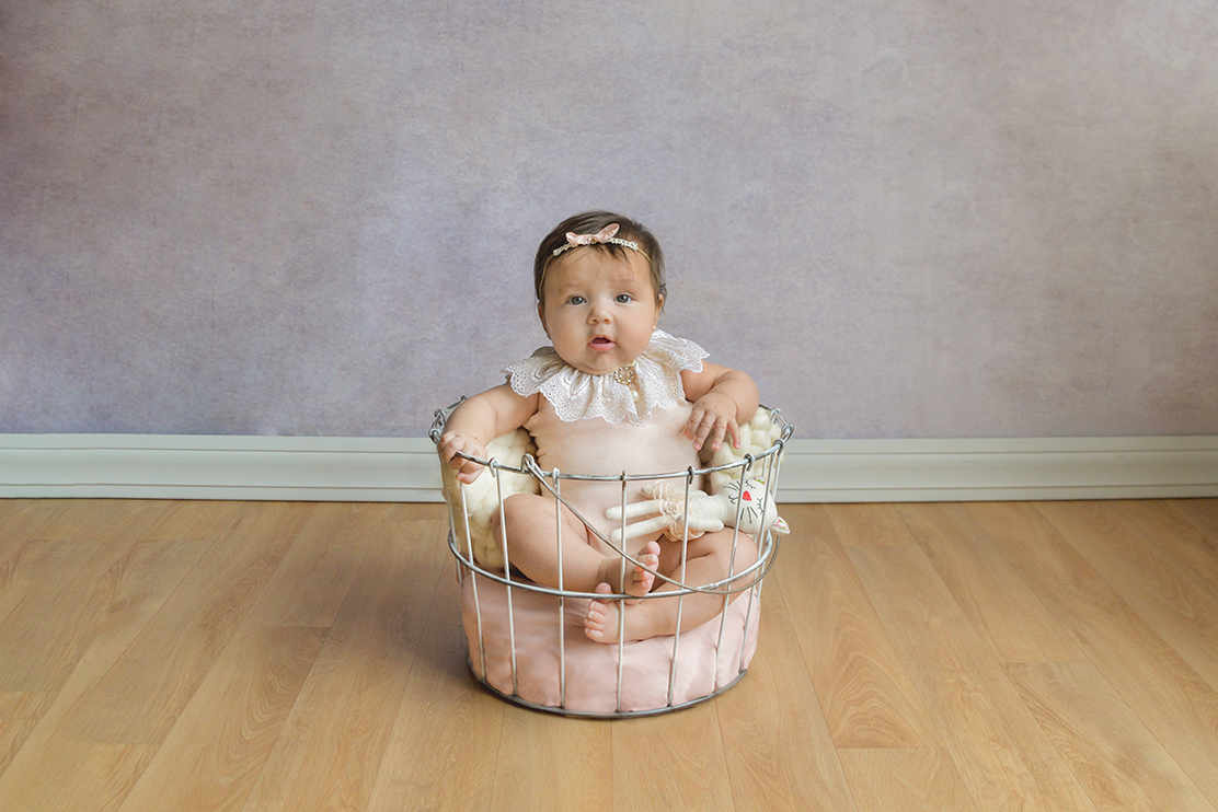 ensaio fotografico menina bebe criança infantil  book fotografia acompanhamento trimestral cestinho fofura closes retrato rio de janeiro niteroi são Gonçalo