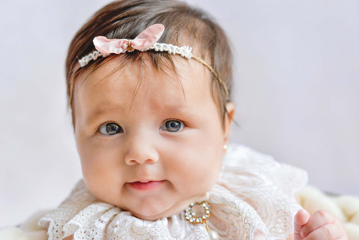 ensaio fotografico menina bebe criança infantil  book fotografia acompanhamento trimestral cestinho fofura closes retrato rio de janeiro niteroi são Gonçalo