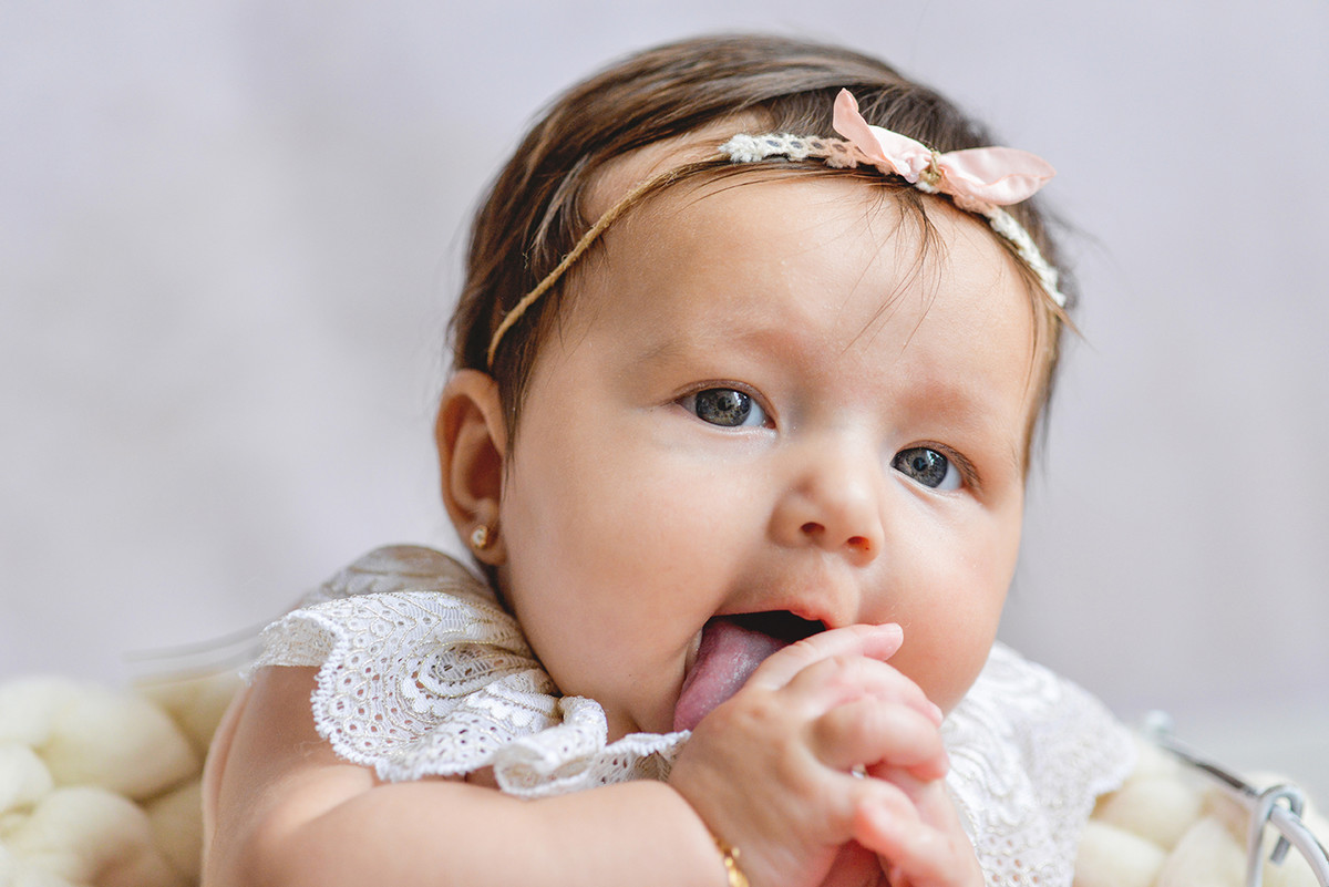 ensaio fotografico menina bebe criança infantil  book fotografia acompanhamento trimestral cestinho fofura closes retrato rio de janeiro niteroi são Gonçalo