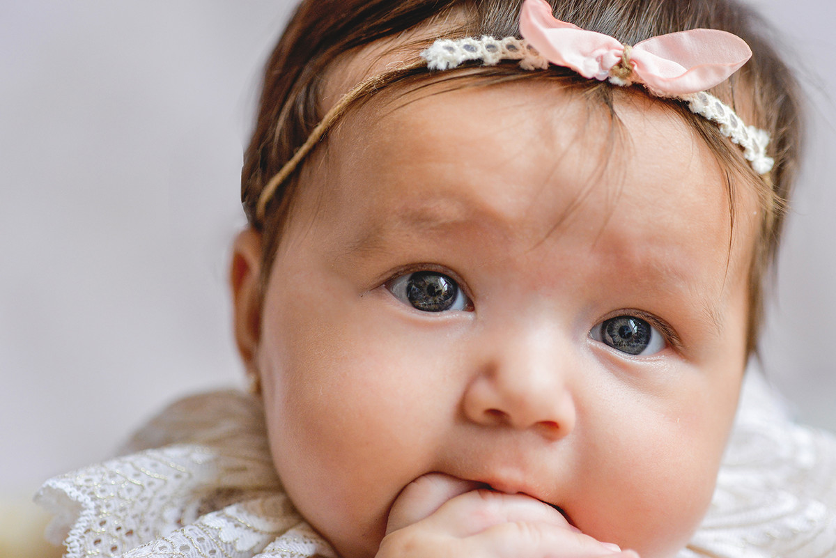 ensaio fotografico menina bebe criança infantil  book fotografia acompanhamento trimestral cestinho fofura closes retrato rio de janeiro niteroi são Gonçalo