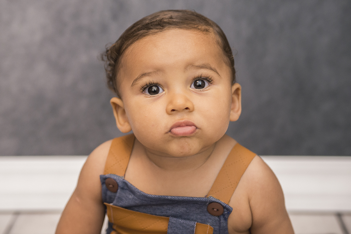ensaio fotografico menino bebe criança infantil  book fotografia acompanhamento trimestral temático chef de cozinha cozinheiro bagunça comida chapéu rio de janeiro niteroi são Gonçalo