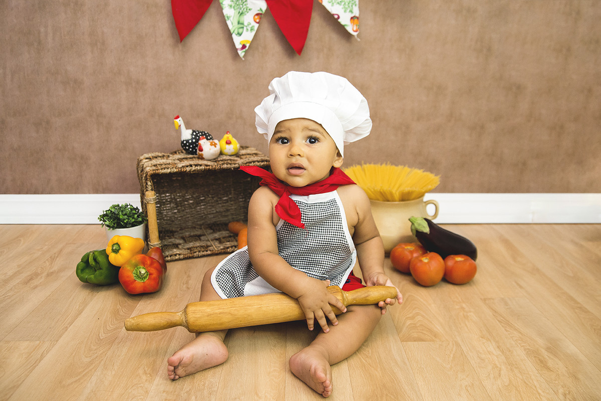 ensaio fotografico menino bebe criança infantil  book fotografia acompanhamento trimestral temático chef de cozinha cozinheiro bagunça comida chapéu rio de janeiro niteroi são Gonçalo