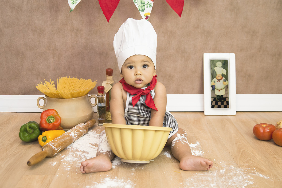 ensaio fotografico menino bebe criança infantil  book fotografia acompanhamento trimestral temático chef de cozinha cozinheiro bagunça comida chapéu rio de janeiro niteroi são Gonçalo