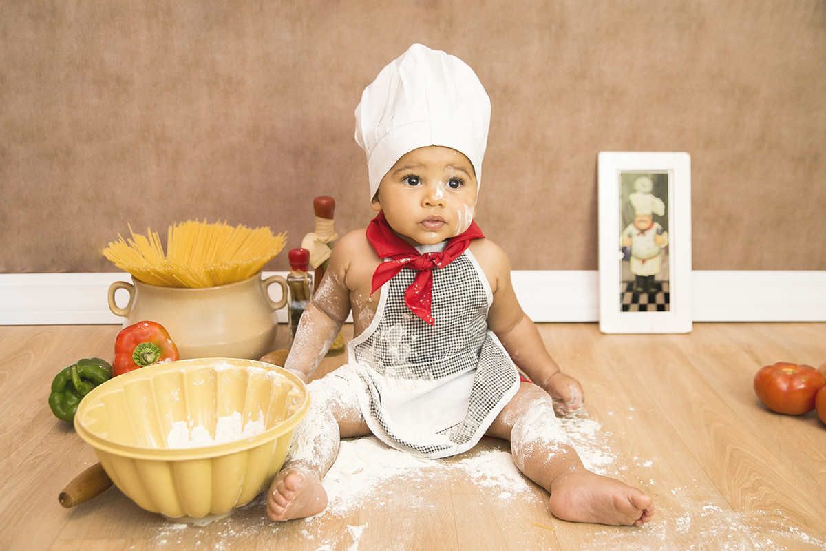 ensaio fotografico menino bebe criança infantil  book fotografia acompanhamento trimestral temático chef de cozinha cozinheiro bagunça comida chapéu rio de janeiro niteroi são Gonçalo