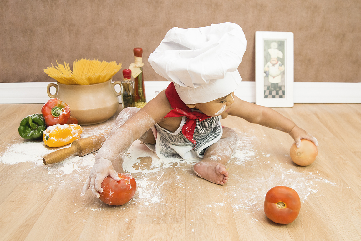 ensaio fotografico menino bebe criança infantil  book fotografia acompanhamento trimestral temático chef de cozinha cozinheiro bagunça comida chapéu rio de janeiro niteroi são Gonçalo