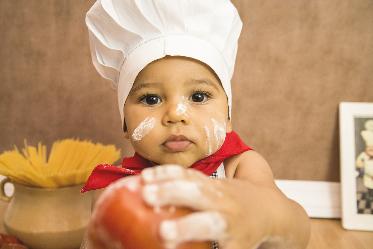 ensaio fotografico menino bebe criança infantil  book fotografia acompanhamento trimestral temático chef de cozinha cozinheiro bagunça comida chapéu rio de janeiro niteroi são Gonçalo