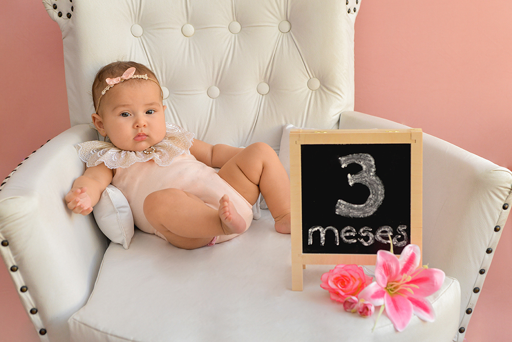 ensaio fotografico menina bebe infantil  book fotografia acompanhamento trimestral poltrona azul rosa cestinho closes retrato violetas flores jardim rio de janeiro niteroi são Gonçalo