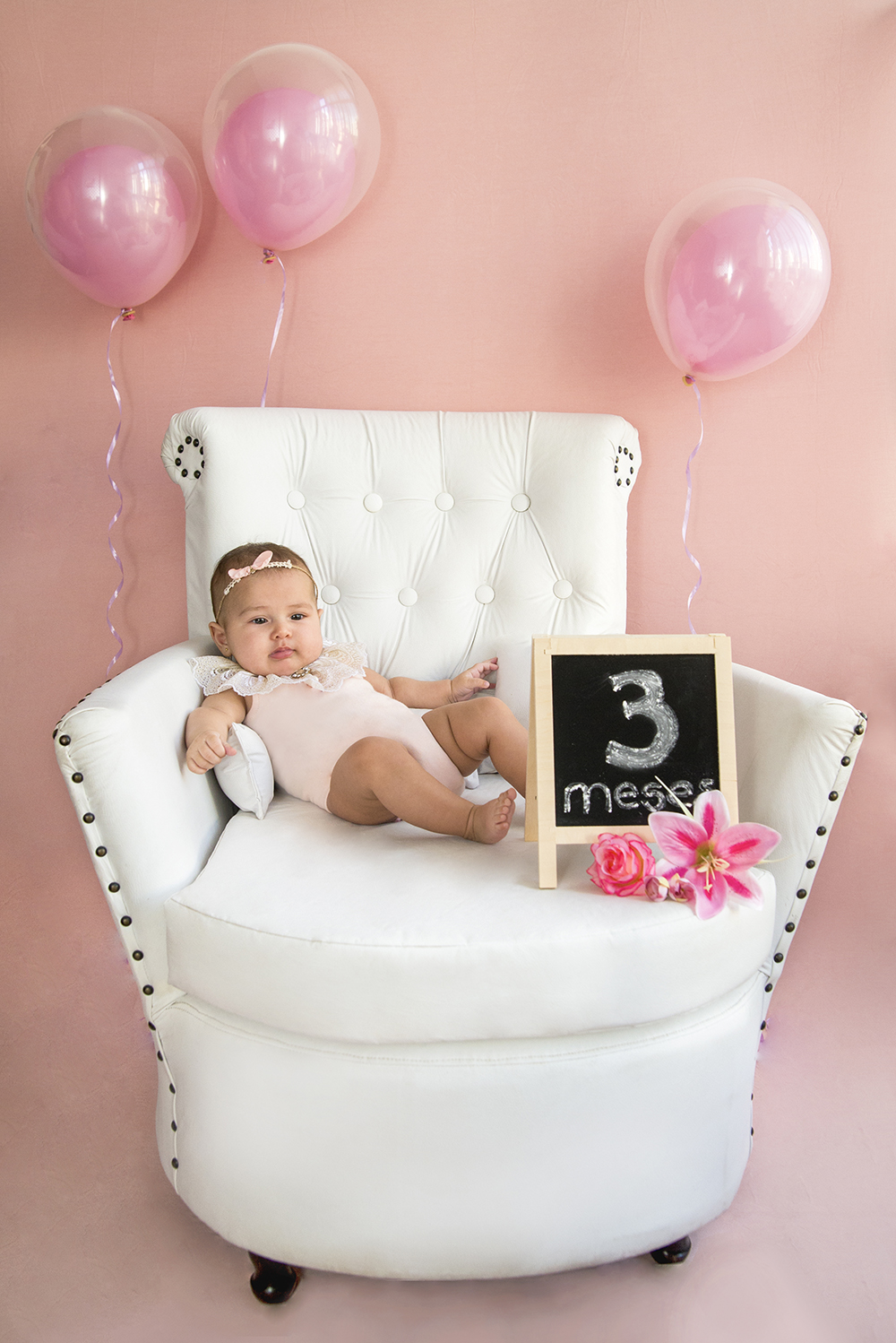 ensaio fotografico menina bebe infantil  book fotografia acompanhamento trimestral poltrona azul rosa cestinho closes retrato violetas flores jardim rio de janeiro niteroi são Gonçalo