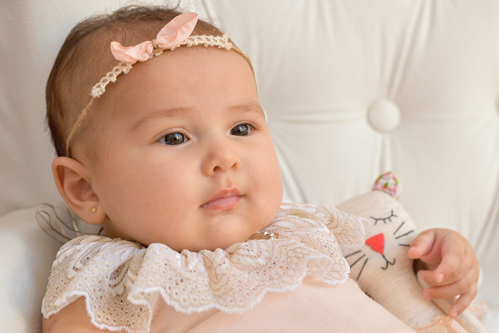 ensaio fotografico menina bebe infantil  book fotografia acompanhamento trimestral poltrona azul rosa cestinho closes retrato violetas flores jardim rio de janeiro niteroi são Gonçalo