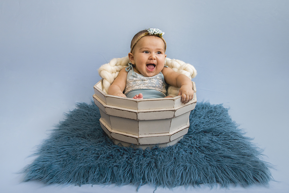 ensaio fotografico menina bebe infantil  book fotografia acompanhamento trimestral poltrona azul rosa cestinho closes retrato violetas flores jardim rio de janeiro niteroi são Gonçalo