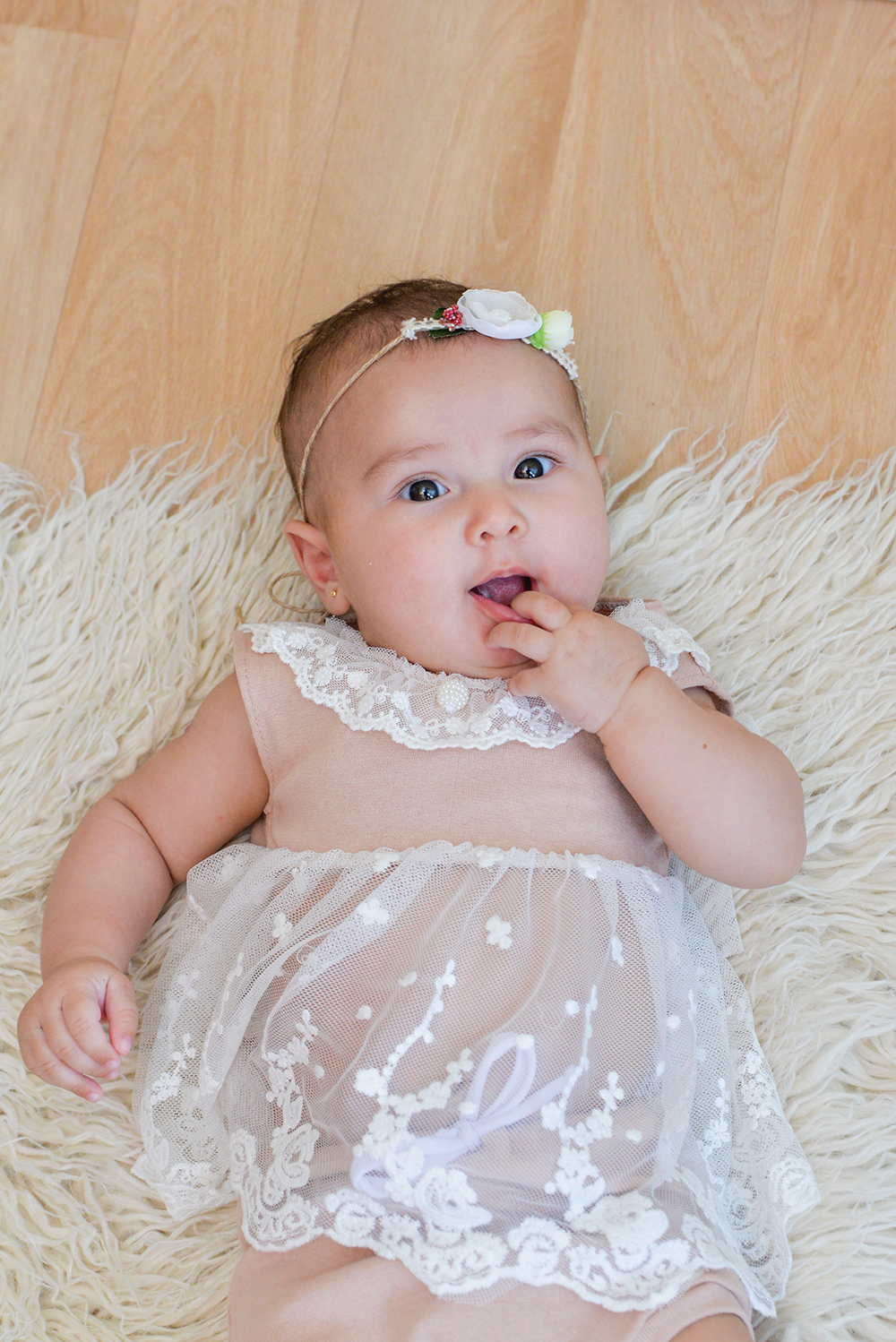 ensaio fotografico menina bebe infantil  book fotografia acompanhamento trimestral poltrona azul rosa cestinho closes retrato violetas flores jardim rio de janeiro niteroi são Gonçalo