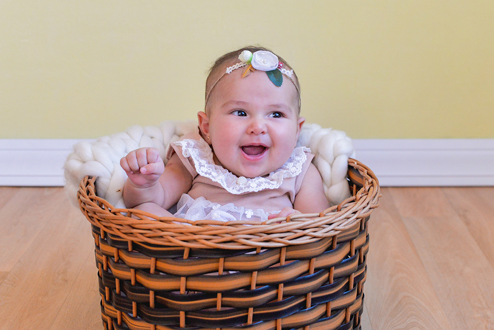 ensaio fotografico menina bebe infantil  book fotografia acompanhamento trimestral poltrona azul rosa cestinho closes retrato violetas flores jardim rio de janeiro niteroi são Gonçalo
