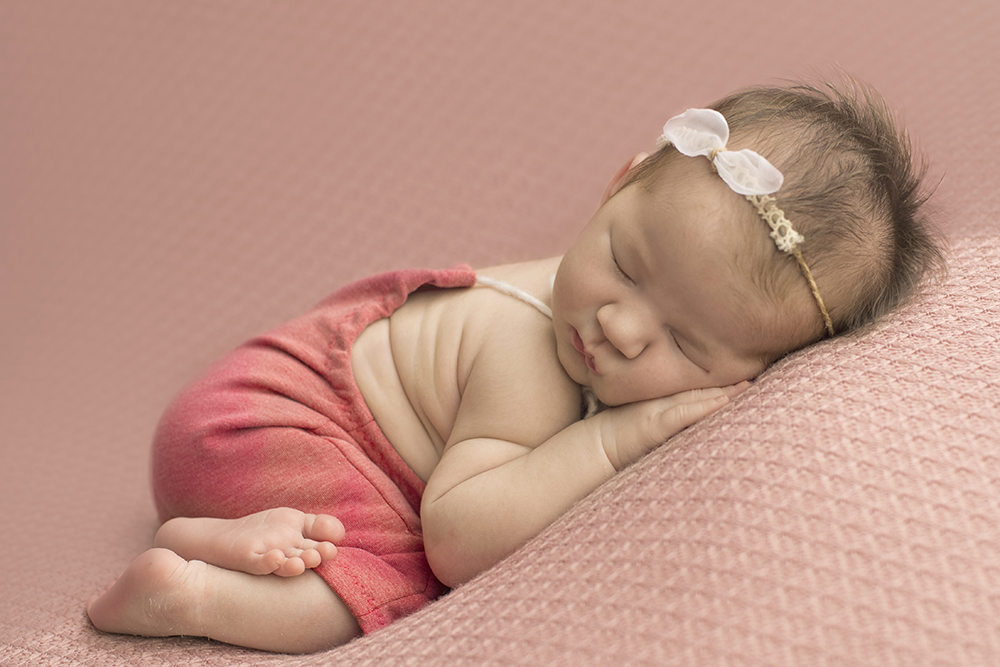 ensaio fotográfico newborn menina bebe recém nascida book fotográfico fotografia estúdio rio de janeiro niteroi são Gonçalo pose bundinha para cima