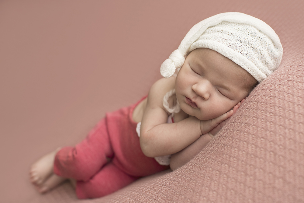 ensaio fotográfico newborn menina bebe recém nascida book fotográfico fotografia estúdio rio de janeiro niteroi são Gonçalo pose sonequinha com gorro