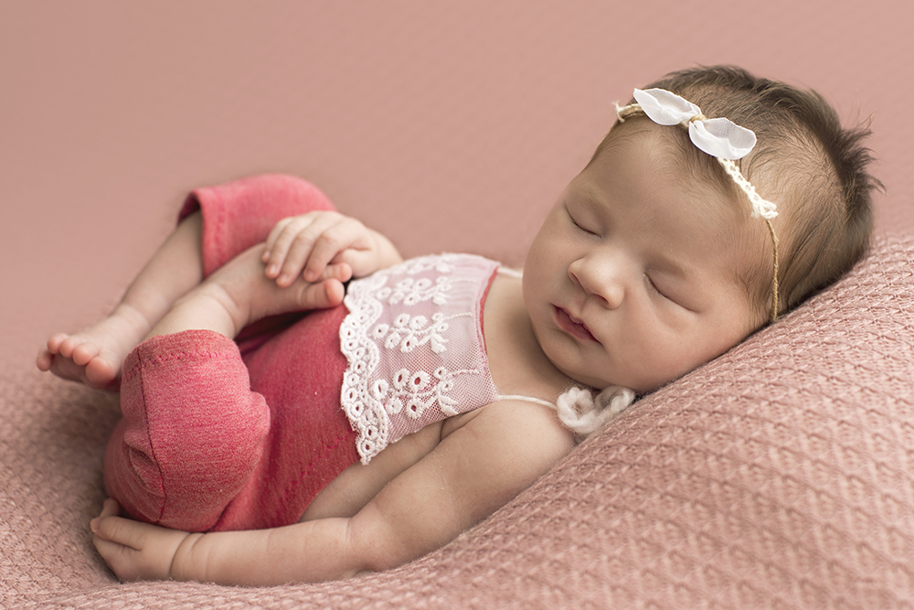 ensaio fotográfico newborn menina bebe recém nascida book fotográfico fotografia estúdio rio de janeiro niteroi são Gonçalo pose ninho