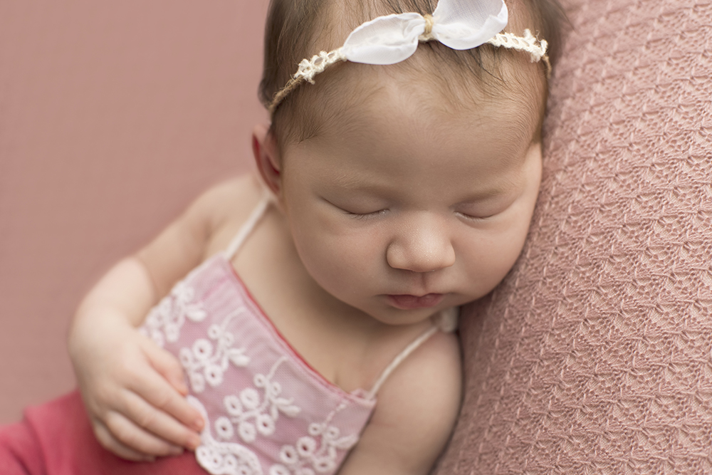 ensaio fotográfico newborn menina bebe recém nascida book fotográfico fotografia estúdio rio de janeiro niteroi são Gonçalo detalhe