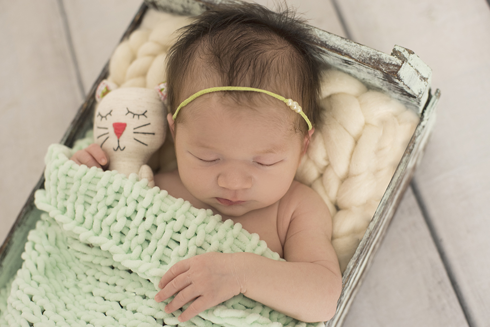 ensaio fotográfico newborn menina bebe recém nascida book fotográfico fotografia estúdio rio de janeiro niteroi são Gonçalo pose barriguinha para cima