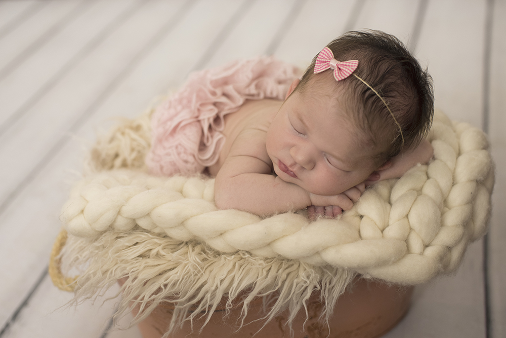 ensaio fotográfico newborn menina bebe recém nascida book fotográfico fotografia estúdio rio de janeiro niteroi são Gonçalo pose cestinha com bracinho