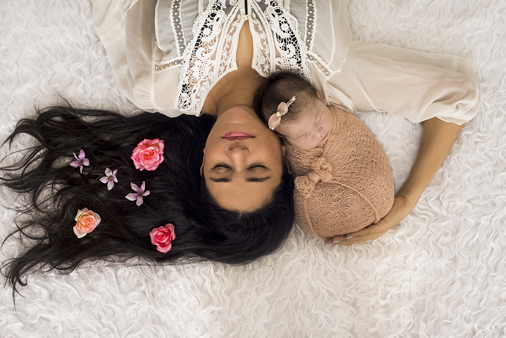 ensaio fotográfico newborn menina bebe recém nascida book fotográfico fotografia estúdio rio de janeiro niteroi são Gonçalo pose casulinho com mamãe