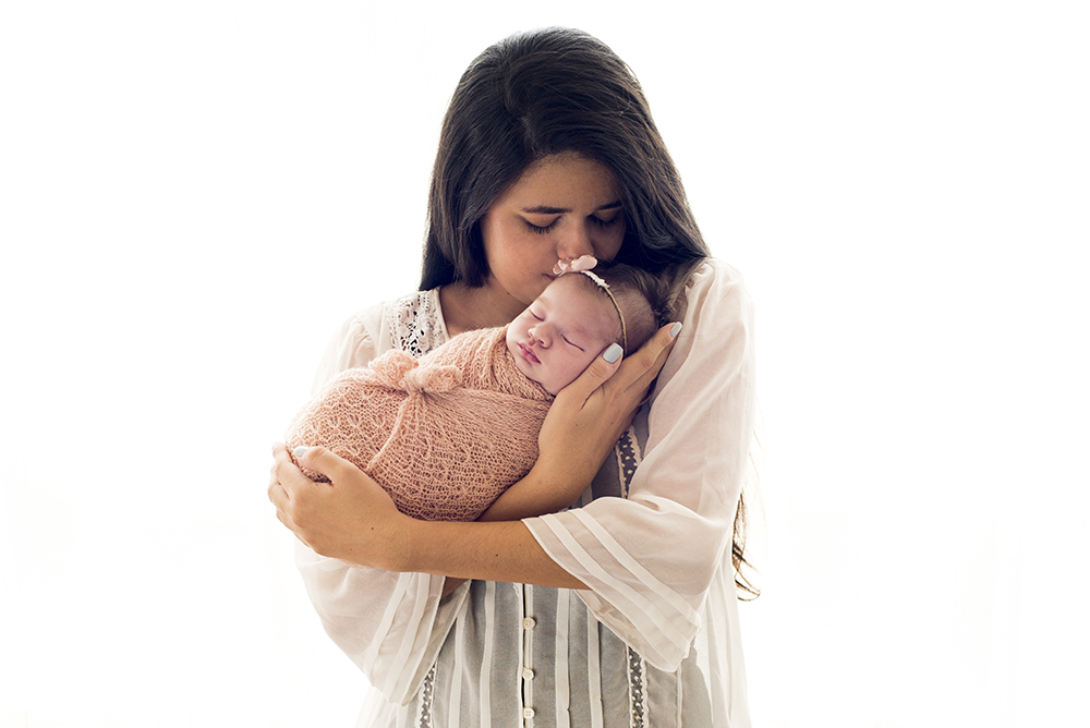 ensaio fotográfico newborn menina bebe recém nascida book fotográfico fotografia estúdio rio de janeiro niteroi são Gonçalo pose casulinho colo da mamãe