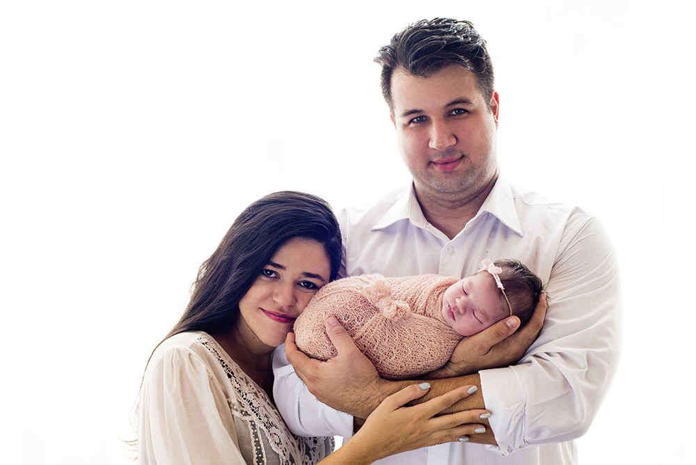 ensaio fotográfico newborn menina bebe recém nascida book fotográfico fotografia estúdio rio de janeiro niteroi são Gonçalo pose casulinho com papai e mamãe