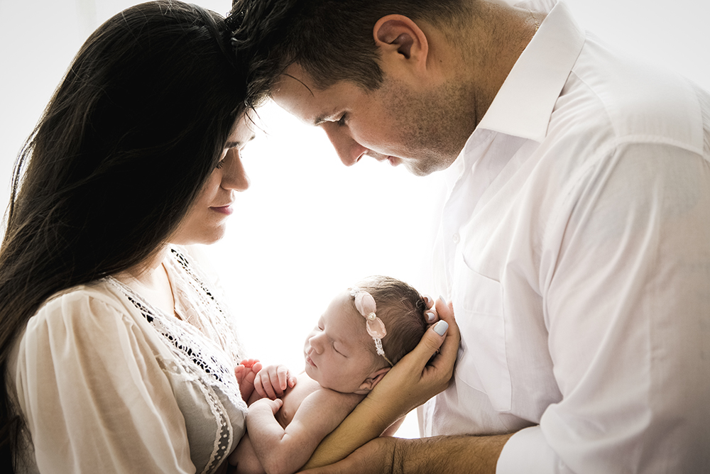 ensaio fotográfico newborn menina bebe recém nascida book fotográfico fotografia estúdio rio de janeiro niteroi são Gonçalo pose ninho com papai e mamãe