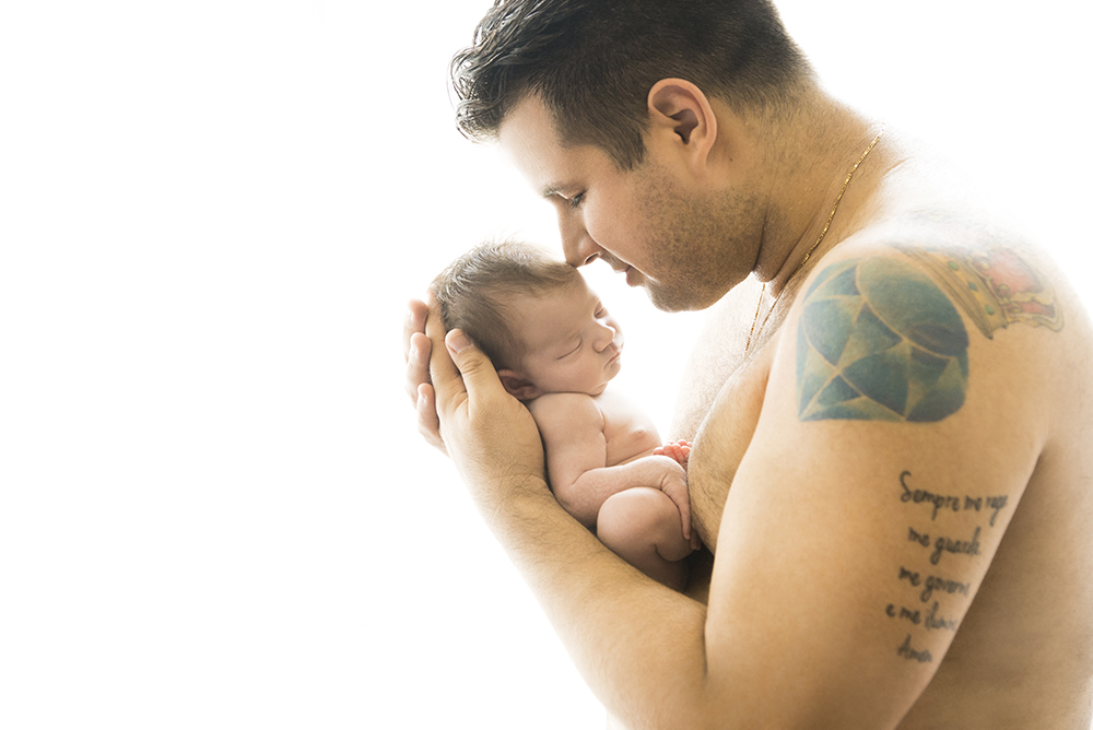 ensaio fotográfico newborn menina bebe recém nascida book fotográfico fotografia estúdio rio de janeiro niteroi são Gonçalo pose ninho com papai