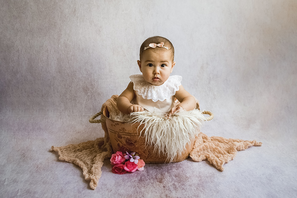 ensaio fotografico menina bebe infantil  book fotografia acompanhamento trimestral flores bandeiras cestinhas fofura closes retrato violetas flores jardim rio de janeiro niteroi são Gonçalo