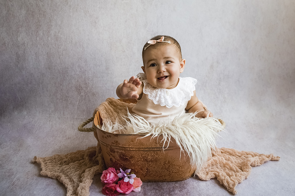 ensaio fotografico menina bebe infantil  book fotografia acompanhamento trimestral flores bandeiras cestinhas fofura closes retrato violetas flores jardim rio de janeiro niteroi são Gonçalo