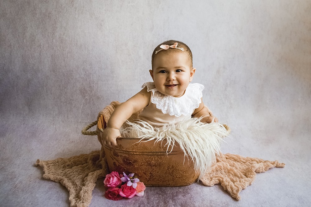 ensaio fotografico menina bebe infantil  book fotografia acompanhamento trimestral flores bandeiras cestinhas fofura closes retrato violetas flores jardim rio de janeiro niteroi são Gonçalo
