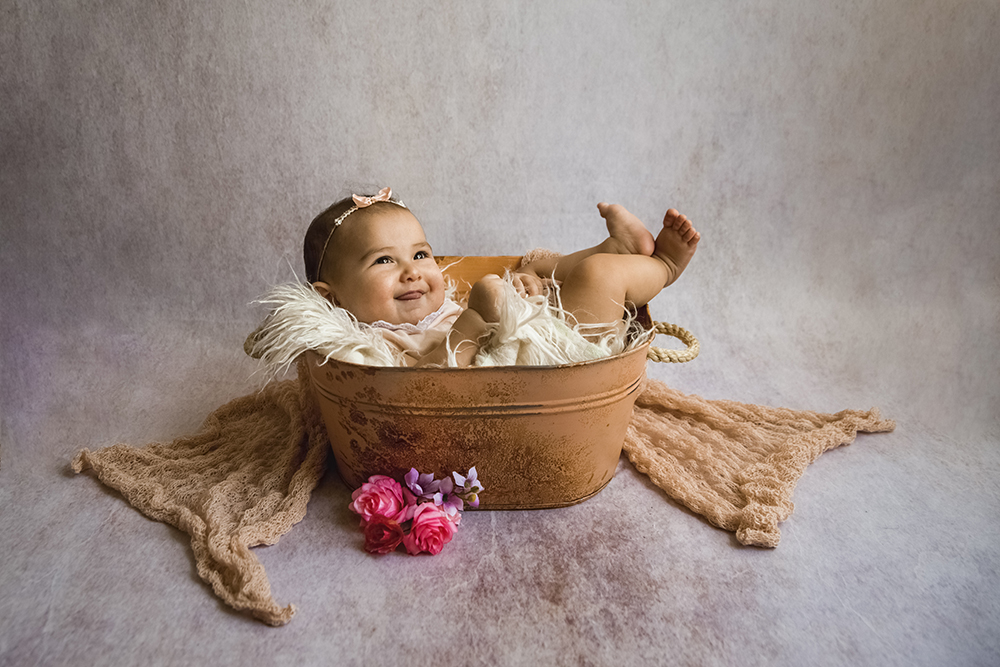 ensaio fotografico menina bebe infantil  book fotografia acompanhamento trimestral flores bandeiras cestinhas fofura closes retrato violetas flores jardim rio de janeiro niteroi são Gonçalo