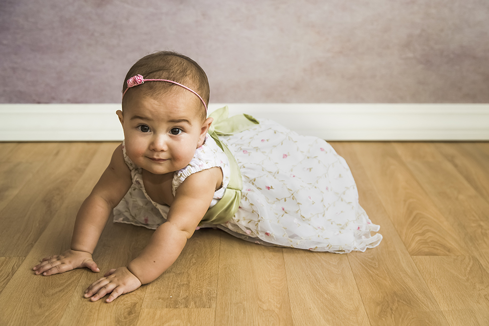 ensaio fotografico menina bebe infantil  book fotografia acompanhamento trimestral flores bandeiras cestinhas fofura closes retrato violetas flores jardim rio de janeiro niteroi são Gonçalo