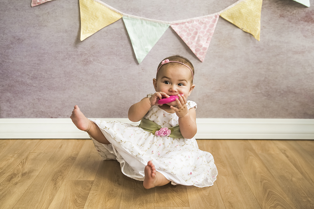 ensaio fotografico menina bebe infantil  book fotografia acompanhamento trimestral flores bandeiras cestinhas fofura closes retrato violetas flores jardim rio de janeiro niteroi são Gonçalo