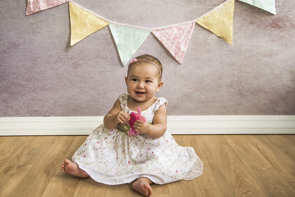 ensaio fotografico menina bebe infantil  book fotografia acompanhamento trimestral flores bandeiras cestinhas fofura closes retrato violetas flores jardim rio de janeiro niteroi são Gonçalo