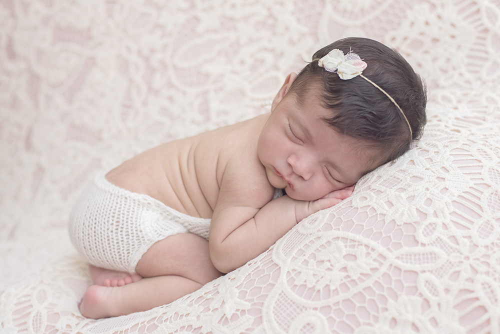 ensaio fotográfico newborn bebe menina recém nascida book fotográfico fotografia estúdio rio de janeiro niteroi são Gonçalo pose bundinha para cima