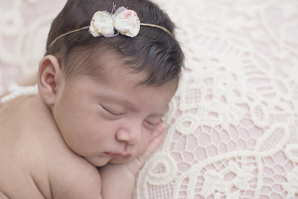 ensaio fotográfico newborn bebe menina recém nascida book fotográfico fotografia estúdio rio de janeiro niteroi são Gonçalo detalhe
