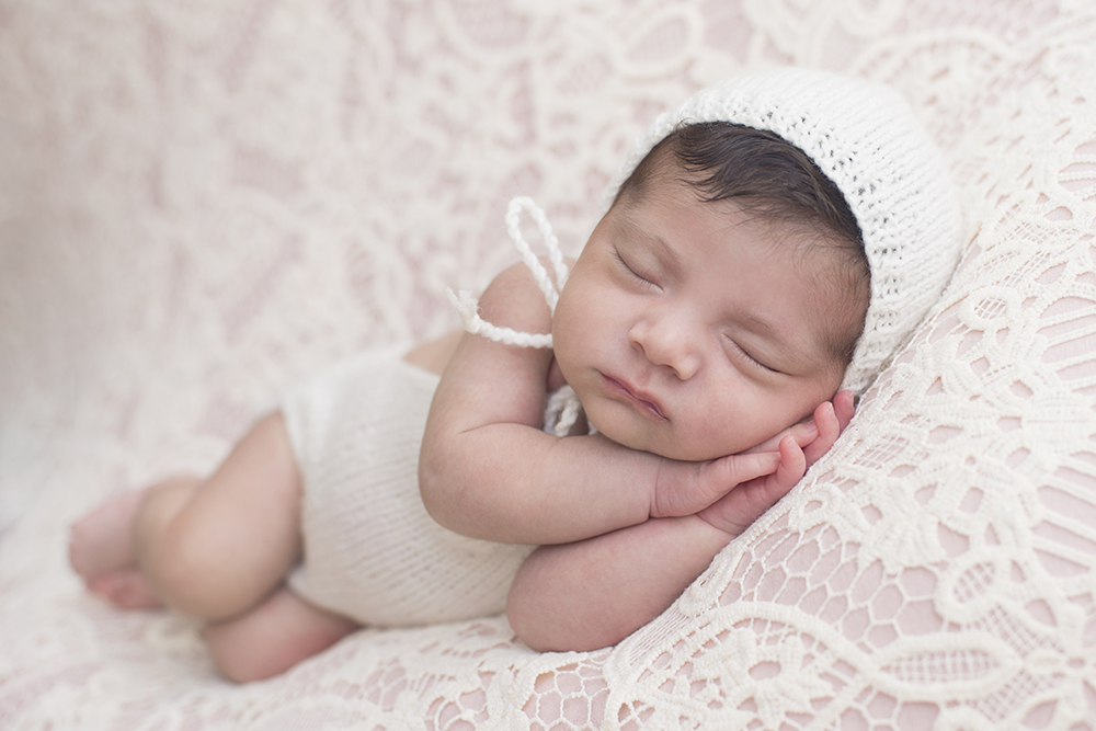 ensaio fotográfico newborn bebe menina recém nascida book fotográfico fotografia estúdio rio de janeiro niteroi são Gonçalo pose sonequinha