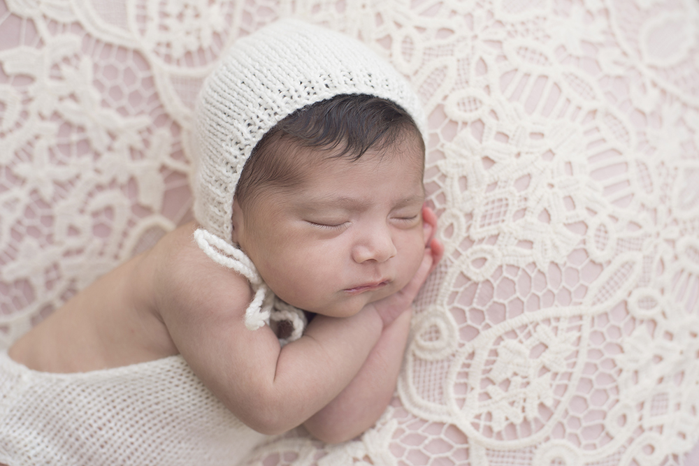 ensaio fotográfico newborn bebe menina recém nascida book fotográfico fotografia estúdio rio de janeiro niteroi são Gonçalo detalhe