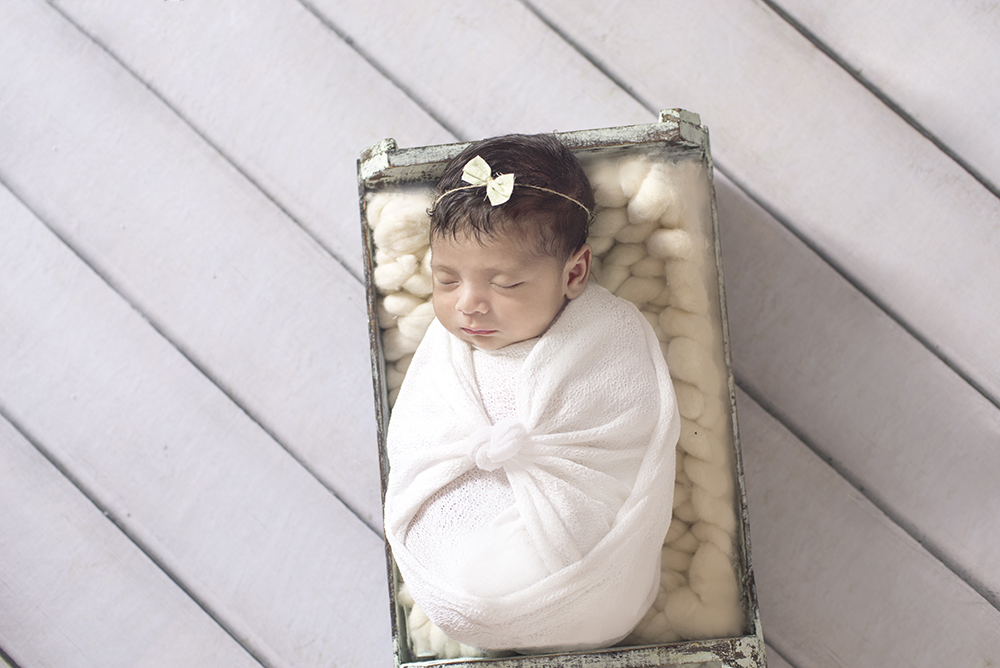 ensaio fotográfico newborn bebe menina recém nascida book fotográfico fotografia estúdio rio de janeiro niteroi são Gonçalo pose casulinho