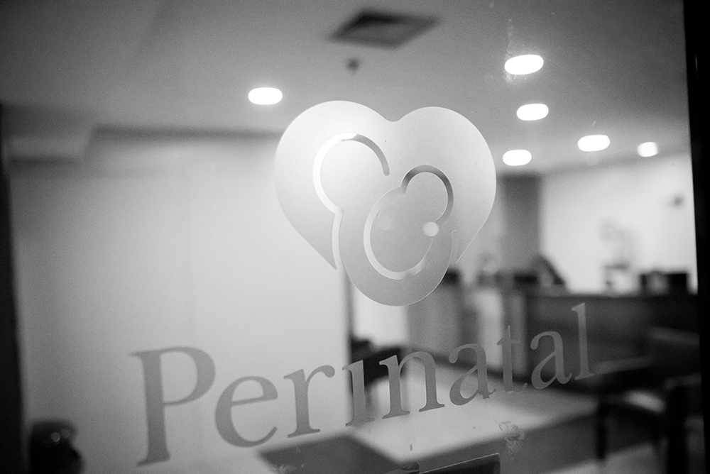 Cobertura fotográfica de parto nascimento cesárea parto normal parto humanizado maternidade menina recém nascida mãe pai obstetra sala de parto niteroi rio de janeiro são Gonçalo