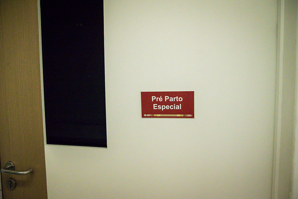 Cobertura fotográfica de parto nascimento cesárea parto normal parto humanizado maternidade menina recém nascida mãe pai obstetra sala de parto niteroi rio de janeiro são Gonçalo