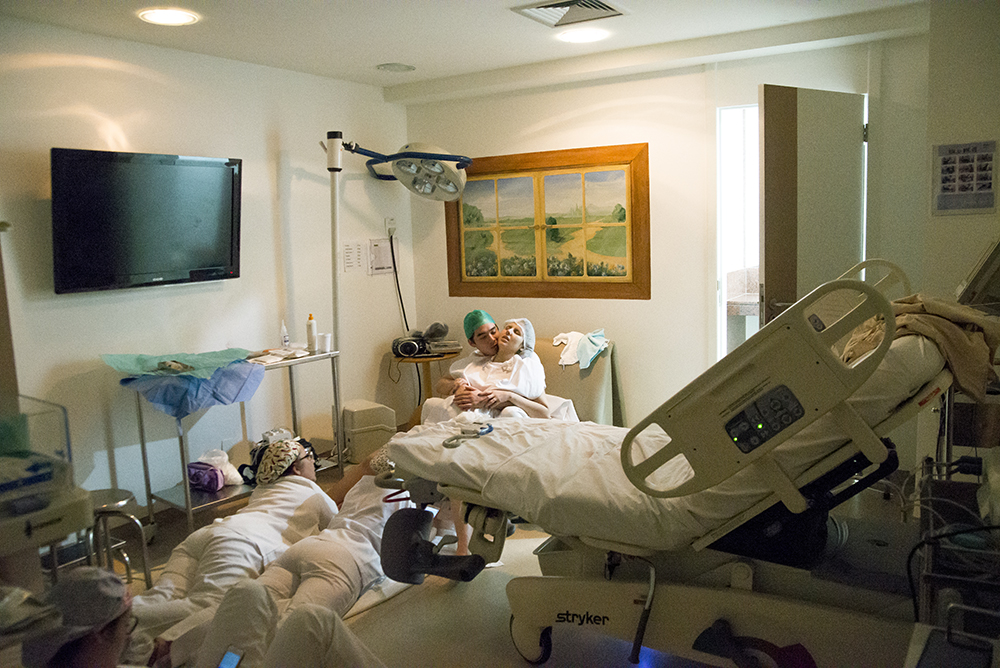 Cobertura fotográfica de parto nascimento cesárea parto normal parto humanizado maternidade menina recém nascida mãe pai obstetra sala de parto niteroi rio de janeiro são Gonçalo