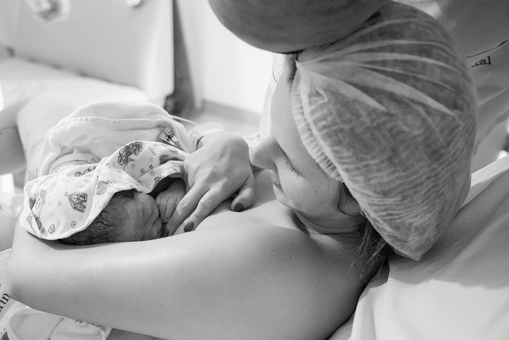 Cobertura fotográfica de parto nascimento cesárea parto normal parto humanizado maternidade menina recém nascida mãe pai obstetra sala de parto niteroi rio de janeiro são Gonçalo