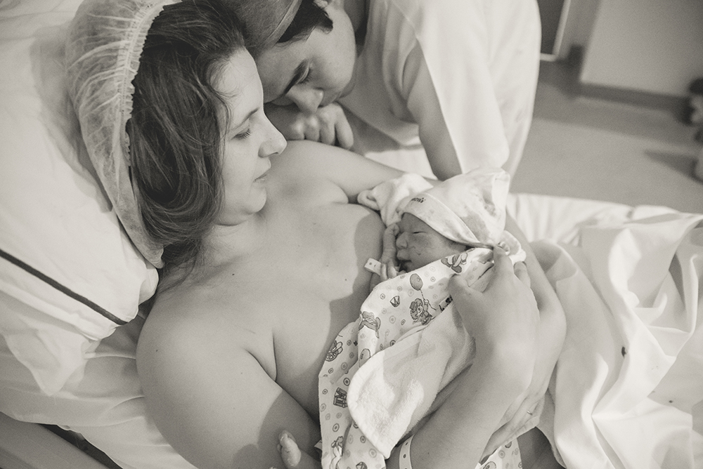 Cobertura fotográfica de parto nascimento cesárea parto normal parto humanizado maternidade menina recém nascida mãe pai obstetra sala de parto niteroi rio de janeiro são Gonçalo