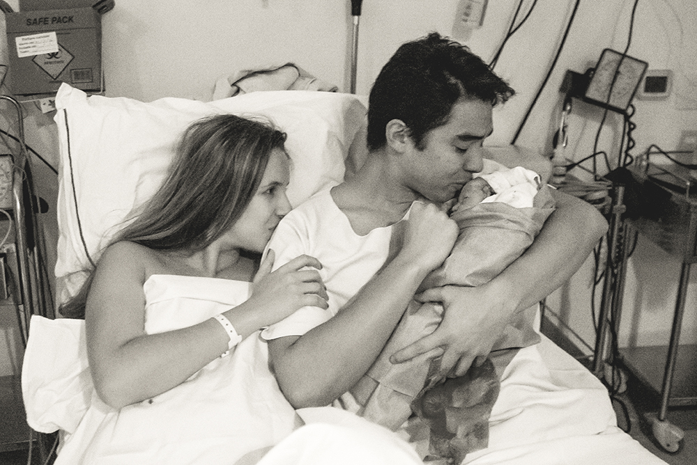 Cobertura fotográfica de parto nascimento cesárea parto normal parto humanizado maternidade menina recém nascida mãe pai obstetra sala de parto niteroi rio de janeiro são Gonçalo