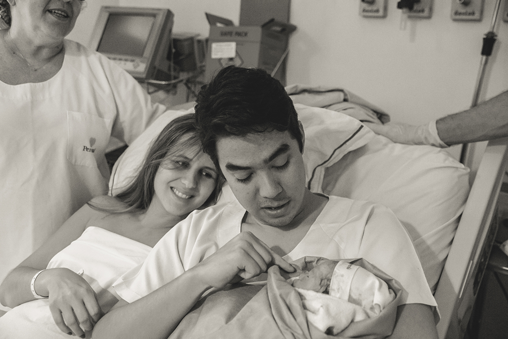 Cobertura fotográfica de parto nascimento cesárea parto normal parto humanizado maternidade menina recém nascida mãe pai obstetra sala de parto niteroi rio de janeiro são Gonçalo