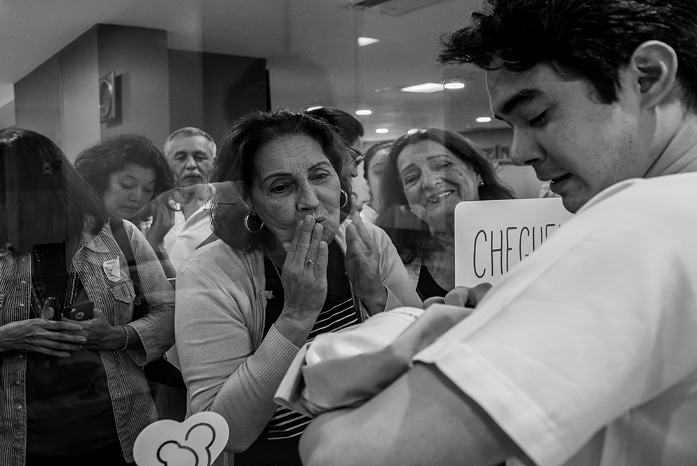 Cobertura fotográfica de parto nascimento cesárea parto normal parto humanizado maternidade menina recém nascida mãe pai obstetra sala de parto niteroi rio de janeiro são Gonçalo