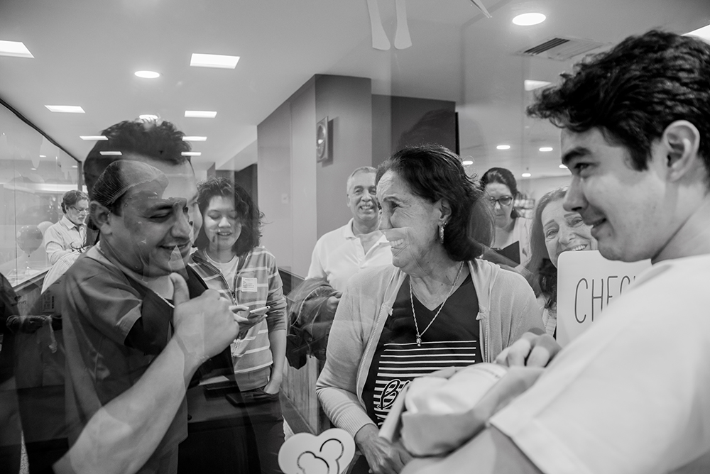 Cobertura fotográfica de parto nascimento cesárea parto normal parto humanizado maternidade menina recém nascida mãe pai obstetra sala de parto niteroi rio de janeiro são Gonçalo