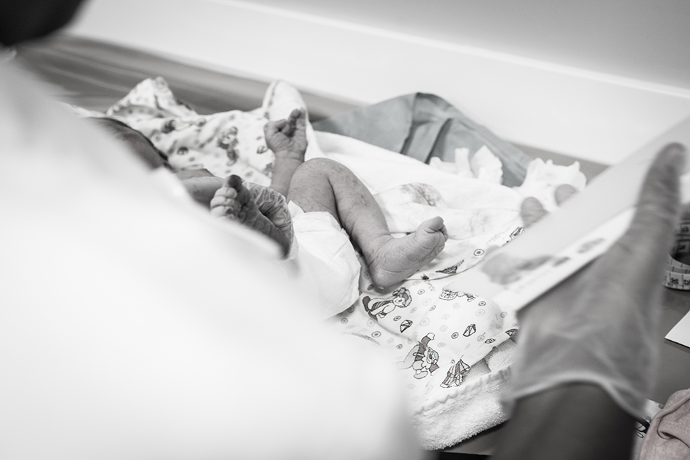 Cobertura fotográfica de parto nascimento cesárea parto normal parto humanizado maternidade menina recém nascida mãe pai obstetra sala de parto niteroi rio de janeiro são Gonçalo