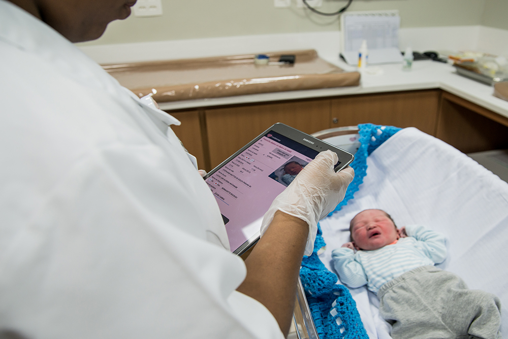 Cobertura fotográfica de parto nascimento cesárea parto normal parto humanizado maternidade menina recém nascida mãe pai obstetra sala de parto niteroi rio de janeiro são Gonçalo